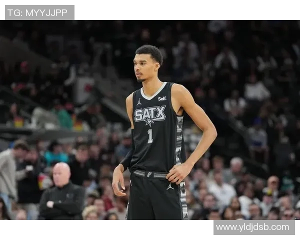 文班亚马新赛季表现惊艳场均20分10篮板3盖帽稳居最佳新秀前列