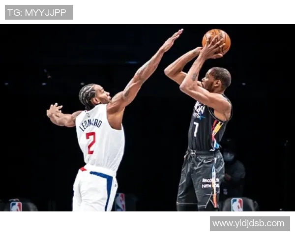 快船与篮网激战正酣超清画面呈现精彩瞬间分析