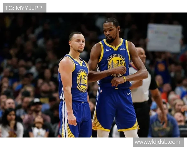 火箭队与雷霆队第二场激战回顾球员表现与战术分析全景呈现